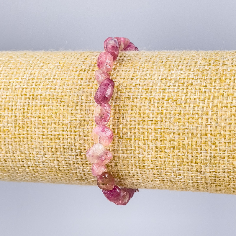 צמיד טורמלין טבעי – אבן מעוצבת עם חיתוך פאות, קוטר 6×8 מ״מ, אורך 18 ס״מ (אלסטי)