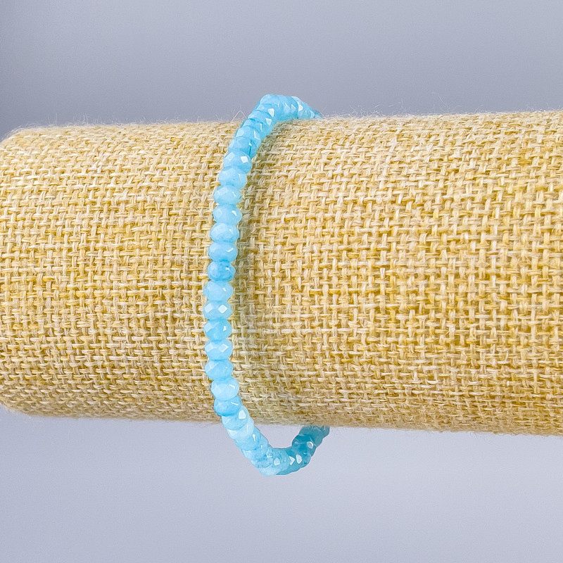 צמיד אקוומרין מלאכותי – חרוזי רונדל מחורצים בקוטר 4×3 מ״מ, אורך 18 ס״מ (אלסטי)