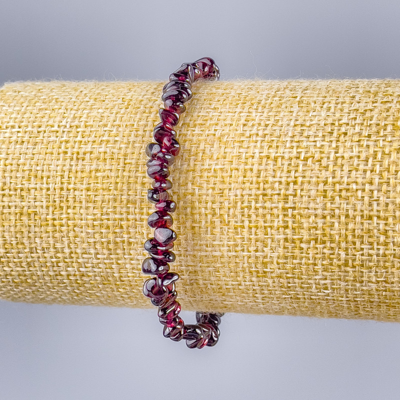 צמיד גרנט – אבן גרנט טבעית, חתיכות, קוטר 6×2 מ״מ (±), אורך 18 ס״מ (אלסטי)