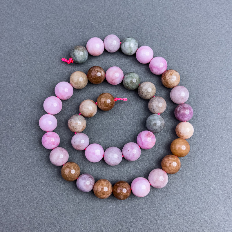 חרוזים מג'יידייט צבעוניים, כדור חלק, קוטר 10 מ"מ ± על חוט, אורך 38 ס"מ ±