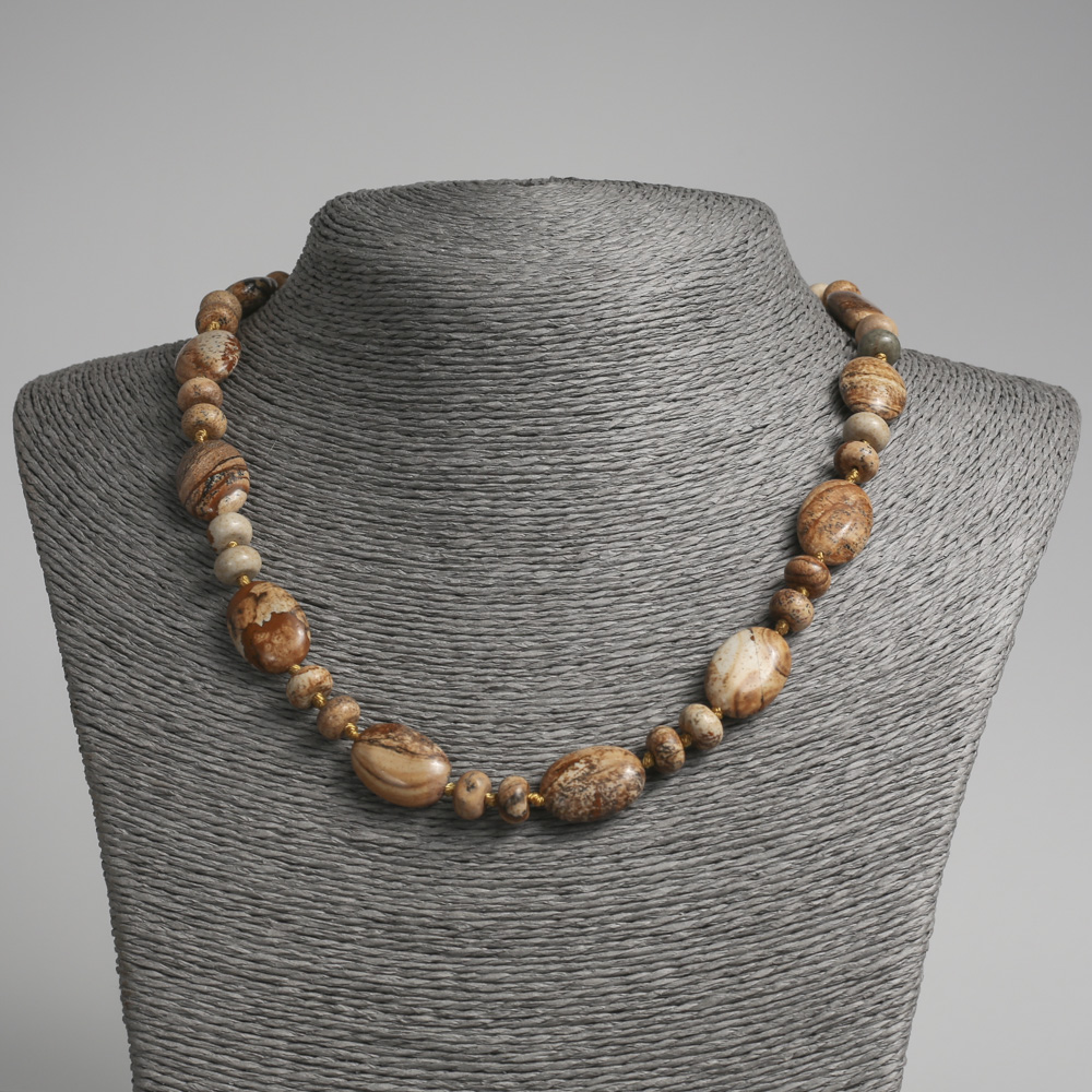 שרשרת מאבן יאשמה נופית אליפסה שטוחה, קוטר 13×18 מ״מ, רונדל 9×5 מ״מ, אורך 45 ס״מ