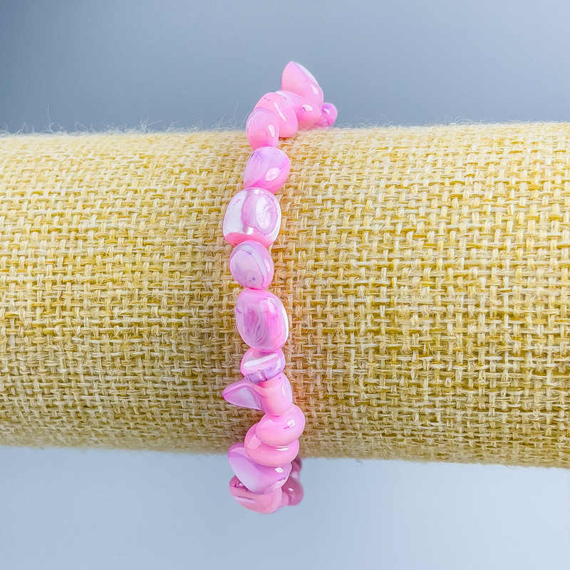 צמיד פנינת צדף סגולה, חרוזי חתוך, קוטר 8×6 מ"מ ±, אורך 18 ס"מ (אלסטי)