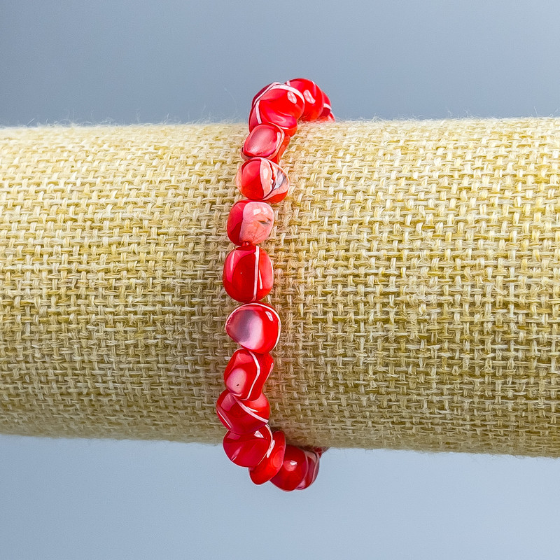 צמיד מפרלאמוטר אדום עם חרוזים בקוטר 8×6 מ״מ, אורך 18 ס״מ (סטרץ)