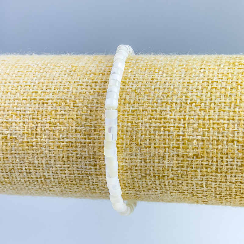 צמיד מפרלאמוטר לבן מלוטש בצורת דיסקיות, קוטר 4×2 מ״מ, אורך 18 ס״מ (גמיש)