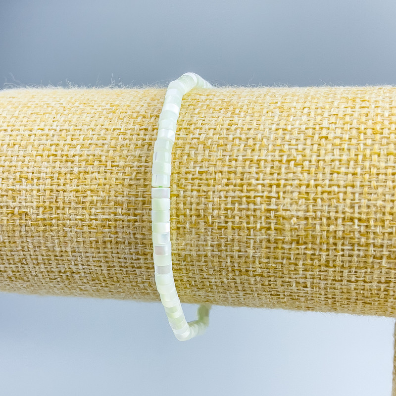 צמיד פרלאמוטר בגוון מנטה – דיסק בקוטר 4×2 מ״מ, אורך 18 ס״מ (אלסטי)