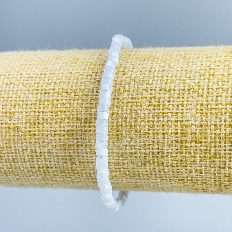 צמיד פרלאמוטר בגוון כחול-בהיר, דיסקים בקוטר 4×2 מ״מ, אורך 18 ס״מ (אלסטי)