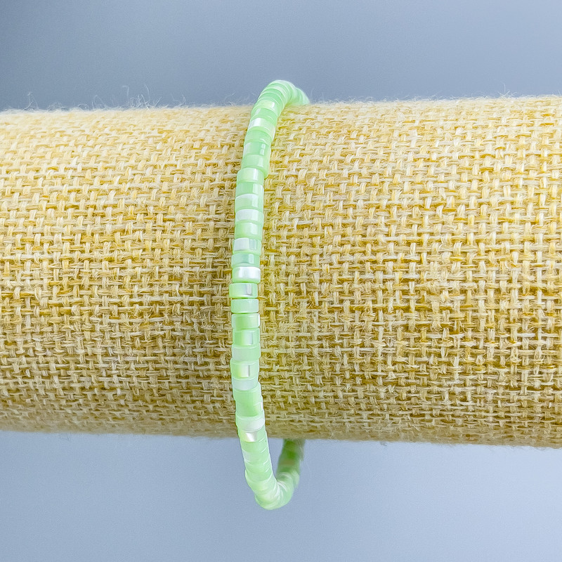 צמיד מפרלאמוטר מלוטש ירוק בהיר, דיסקים בקוטר 4×2 מ״מ, אורך 18 ס״מ (אלסטי)