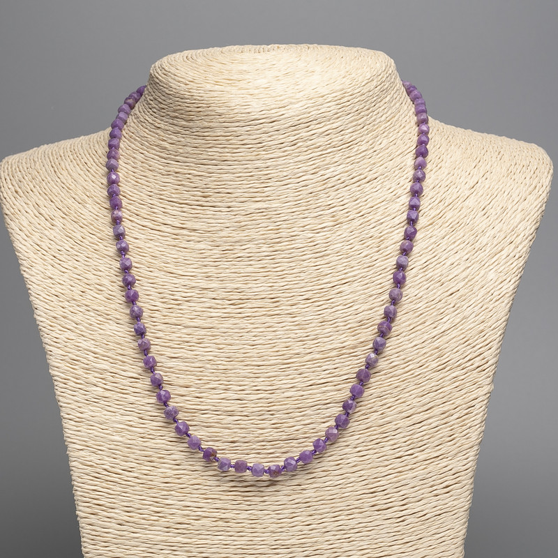 שרשרת מאבן טבעית פוספוסידריט – קוביה מחורצת 4×4 מ״מ, אורך 48 ס״מ +