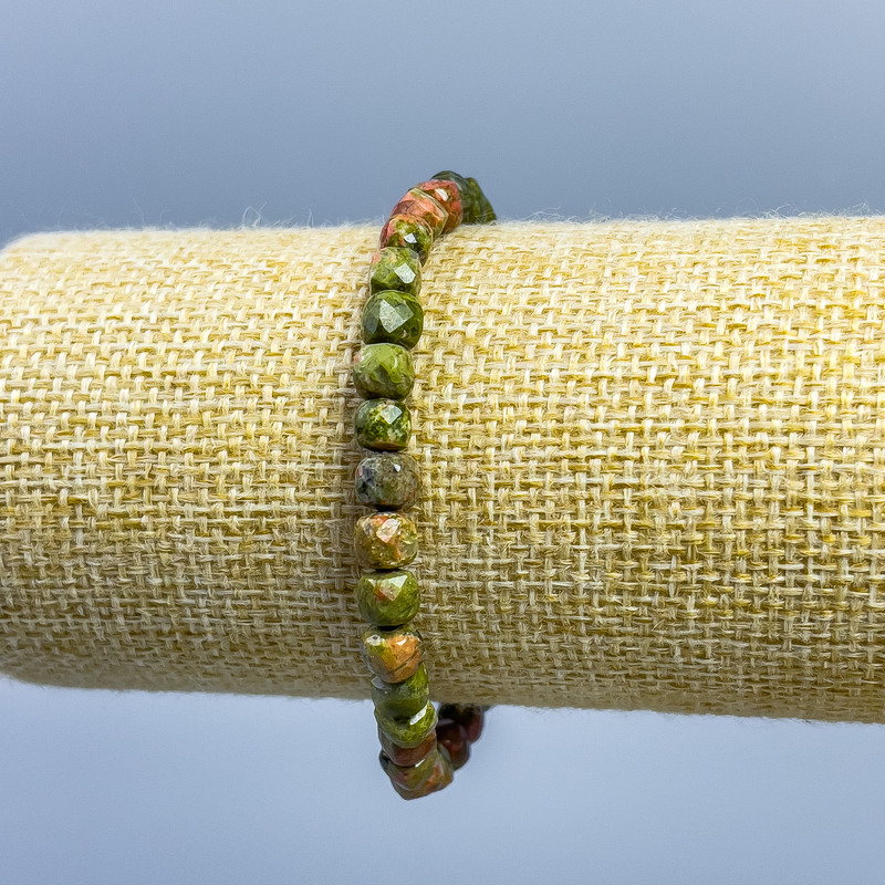 צמיד יאשמה אונאקיט מאבן טבעית מגורנת בצורת קוביה, קוטר 5.5×5 מ״מ, אורך 18 ס״מ (מתיחה)