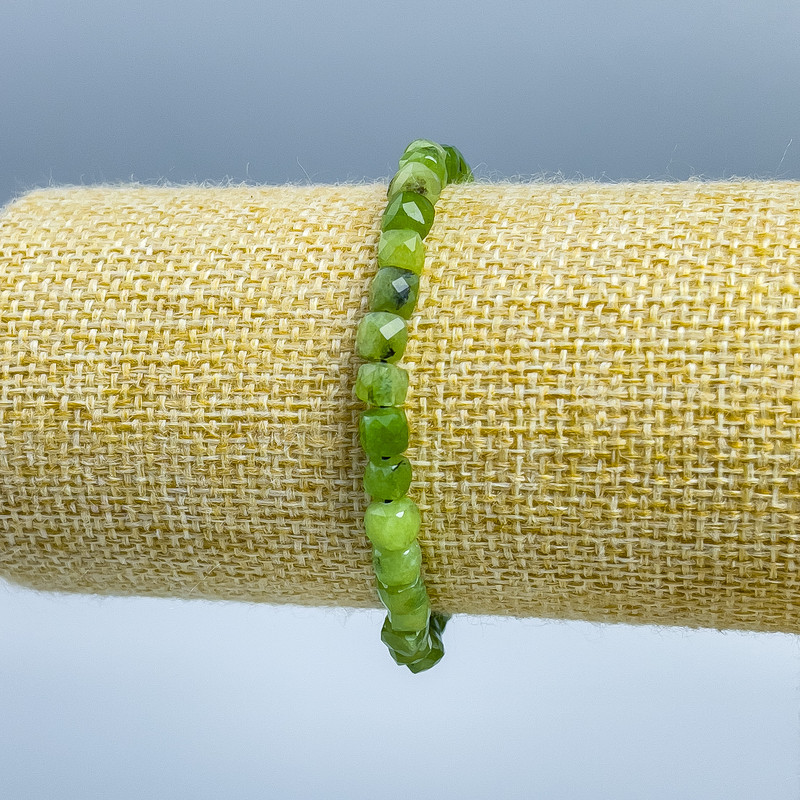 צמיד ג'יידייט קנדי טבעי – אבן מחוספסת בצורת קובייה, קוטר 5×5 מ״מ, אורך 18 ס״מ (אלסטי)