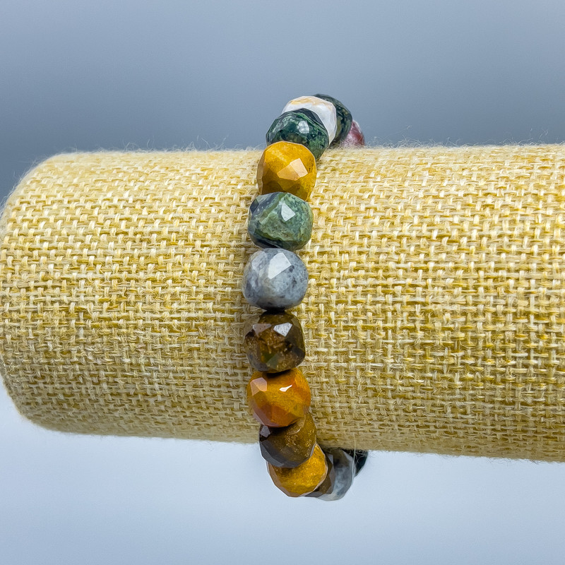 צמיד אבן ג'ספר טבעית בצורת קוביות מפוסלות, קוטר 9×9 מ״מ ±, אורך 18 ס״מ (אלסטי)