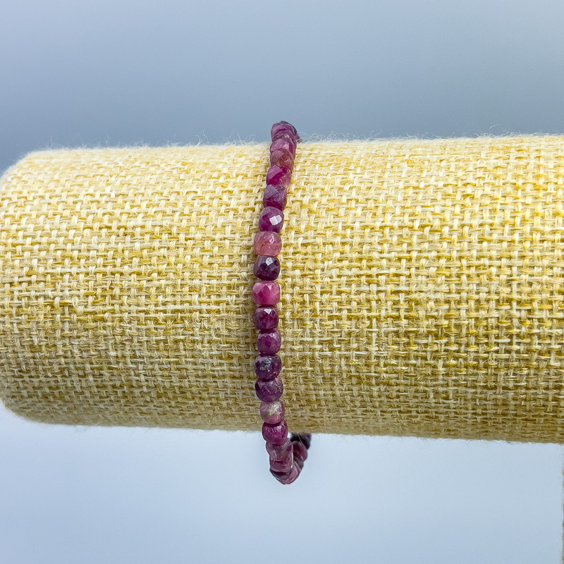 צמיד טורמלין – אבן טבעית, קוביות מפוסלות בקוטר 4×4 מ״מ, אורך 18 ס״מ (מתיחה)