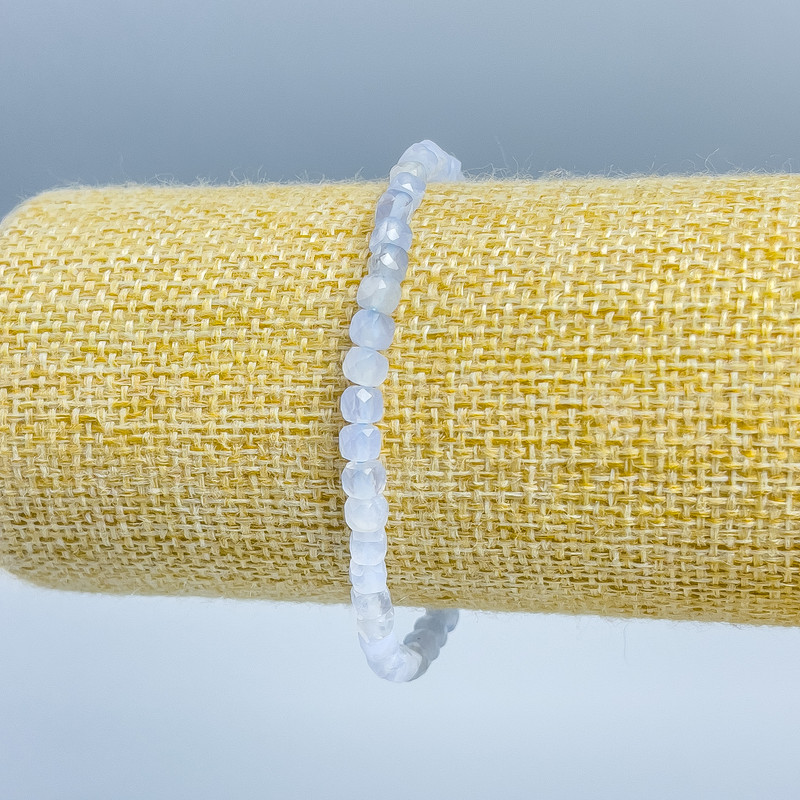 צמיד אגט כחול-חלצדון קוביות מחורצות, קוטר 4×4 מ״מ ±, אורך 18 ס״מ (אלסטי)