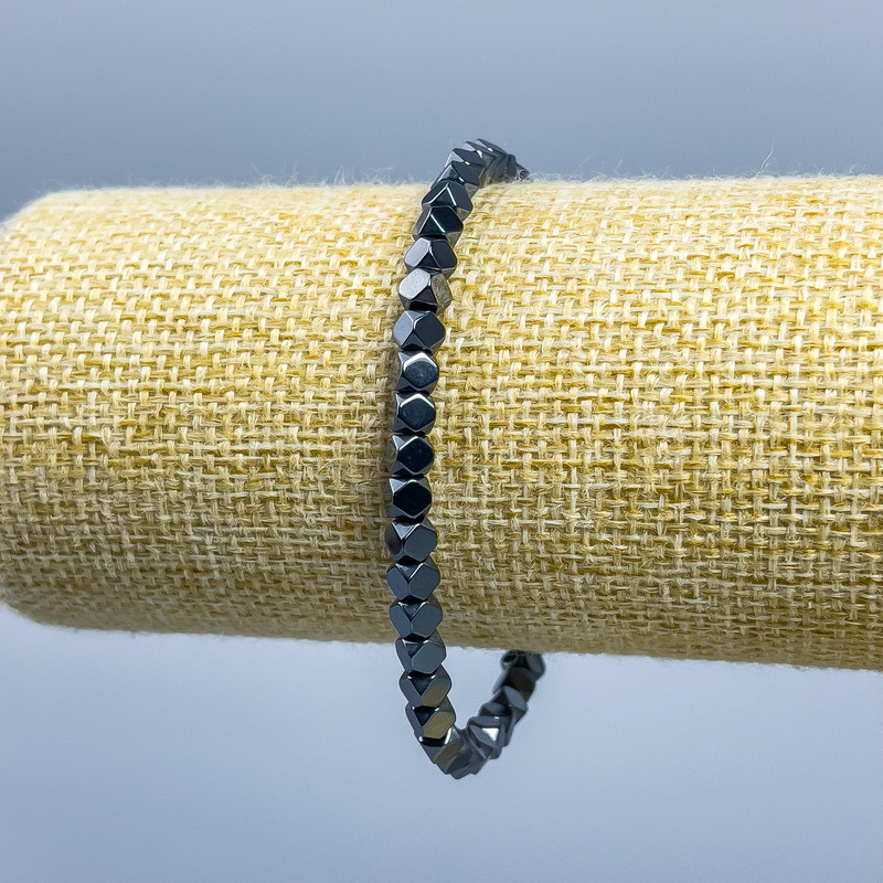 צמיד מהמטיט בצורה פוליגונלית, קוטר 4×4 מ״מ ±, אורך 18 ס״מ (אלסטי)