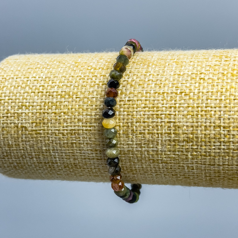 צמיד טורמלין טבעי – אבן מחוספסת בצורת רונדל, קוטר 5×3 מ״מ, אורך 18 ס״מ (אלסטי)