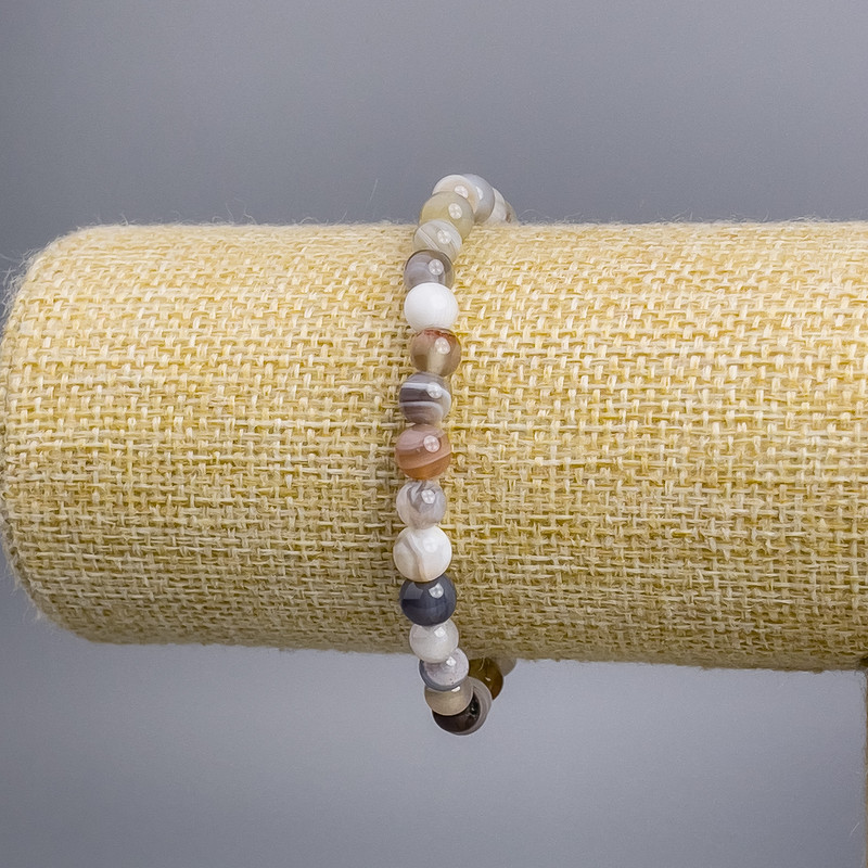 צמיד מאבן טבעית אגט בוטסואנה כדור חלק, קוטר 6± מ״מ, אורך 18 ס״מ אלסטי