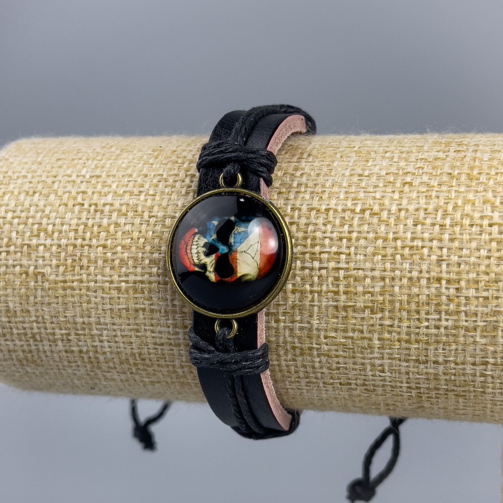 צמיד עור אקולוגי — גולגולת ודגל על סגר מתכוונן, 1 יחידה