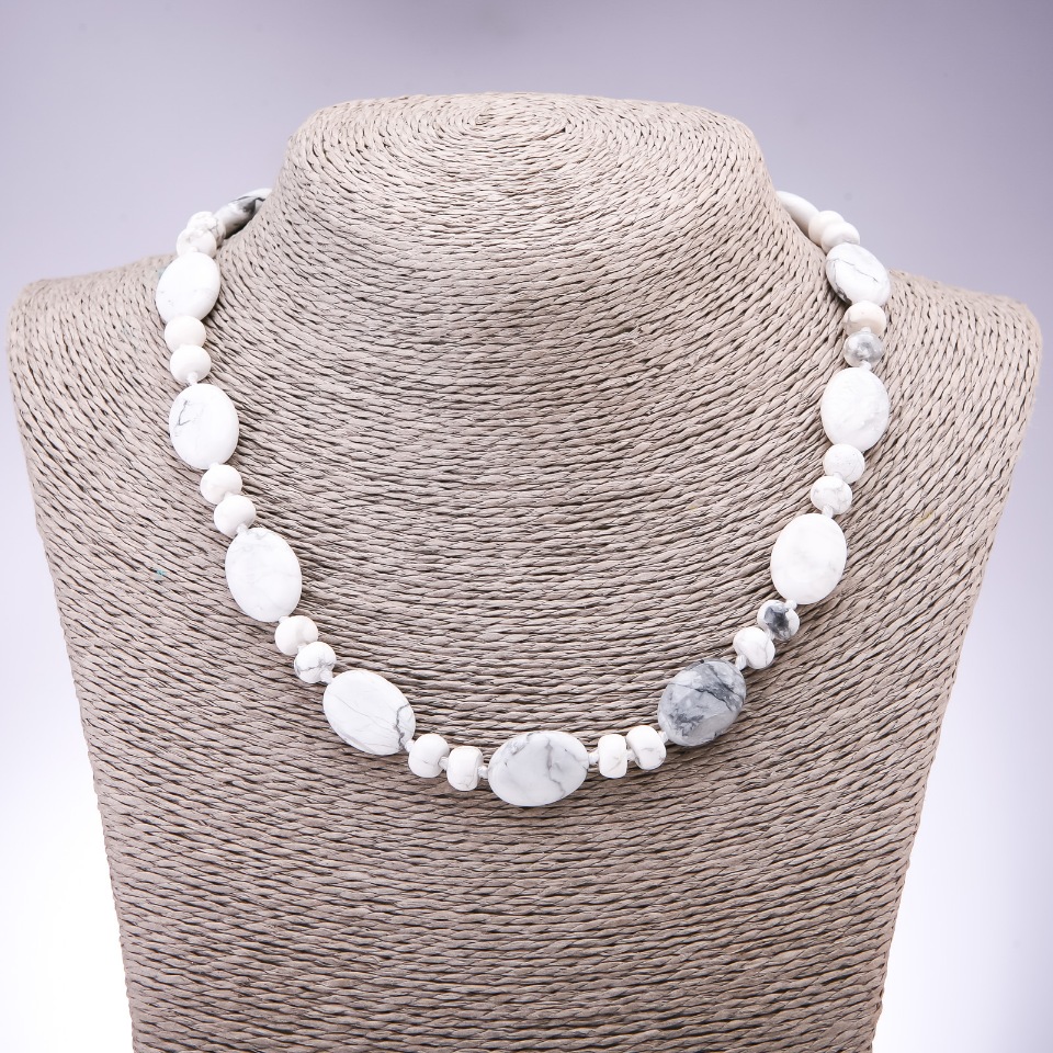 שרשרת מאבן טבעית קהולונג בצורת אובלית שטוחה, קוטר 13×18 מ״מ, רונדלים 9×6 מ״מ, אורך 45 ס״מ