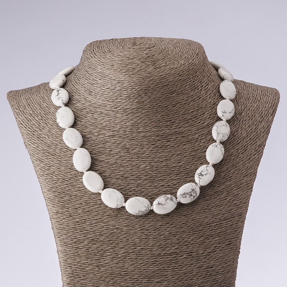 שרשרת מאבן קאהלונג בצורת אליפסה, אורך 45 ס״מ, קוטר 13×18 מ״מ