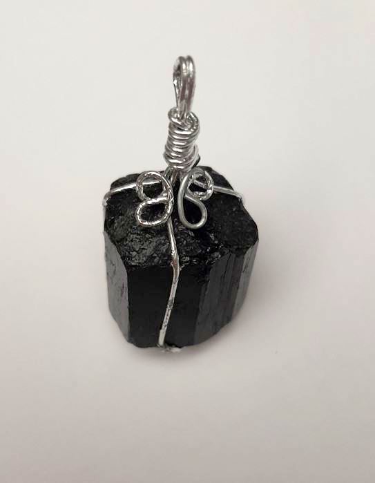 תליון מטורמלין שרל טבעי 27×16 מ״מ +- מסגרת כסופה, הצורה עלולה להשתנות