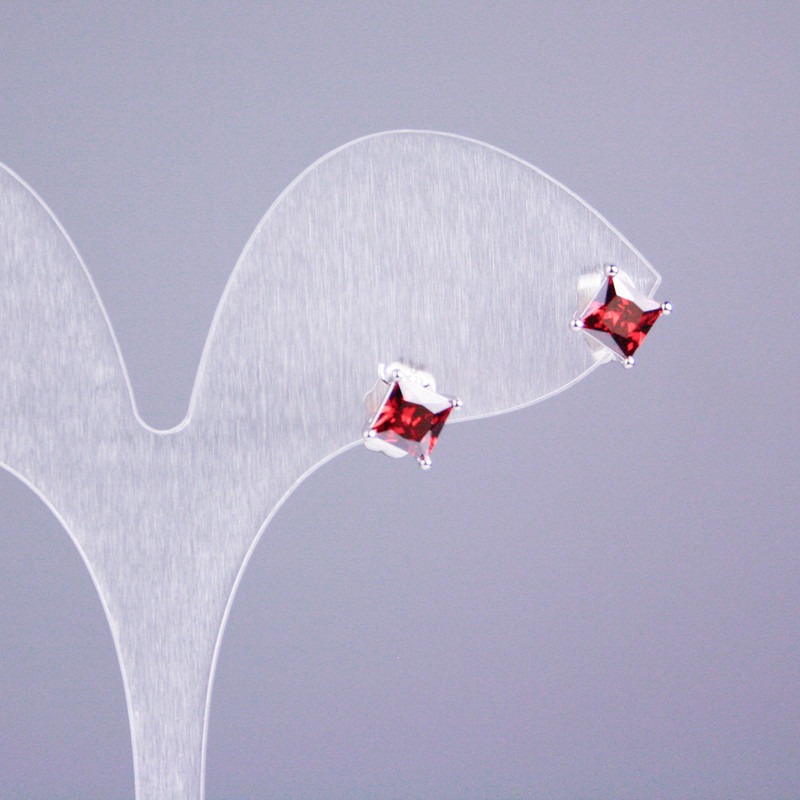 עגילי סטוד Xuping עם ציפוי ורודיום ואבן אדומה בגודל מרובע 5×5 מ״מ, אורך 16 מ״מ