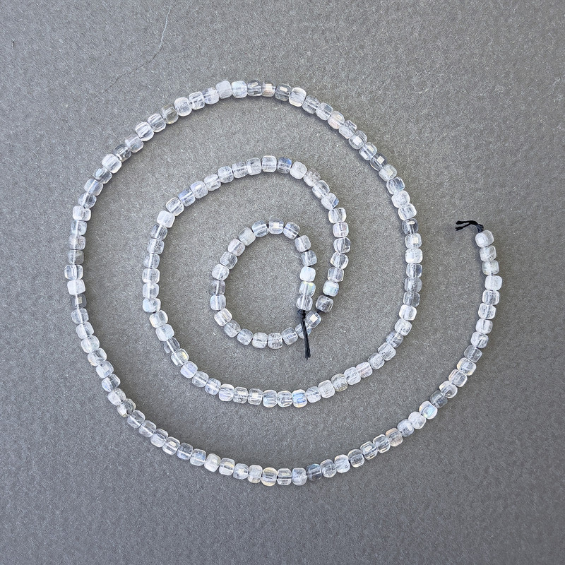 חרוזים על חוט לאברדרייט טבעי בצורת קוביה, בגודל 3×3 מ״מ, אורך 40 ס״מ