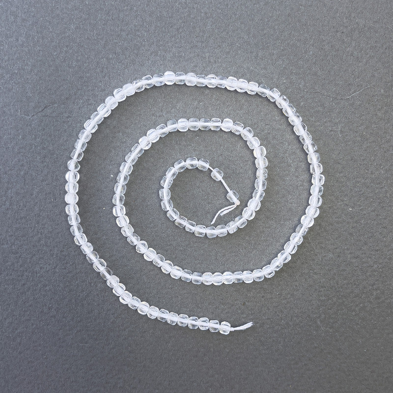 חרוזים על חוט קריסטל הרי, אבן טבעית בצורת קובייה, קוטר 3×3 מ״מ ±, אורך כ-39 ס״מ