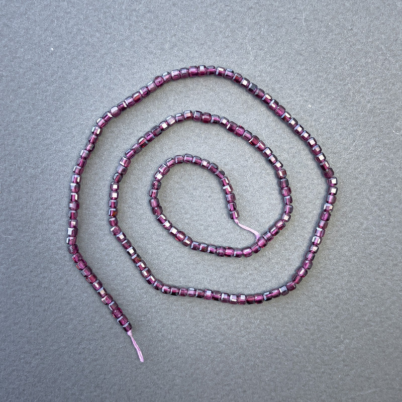 חרוזים על חוט טורמלין, אבן טבעית בצורת קוביה, ממד 2,5×2,5 מ״מ, אורך 39 ס״מ