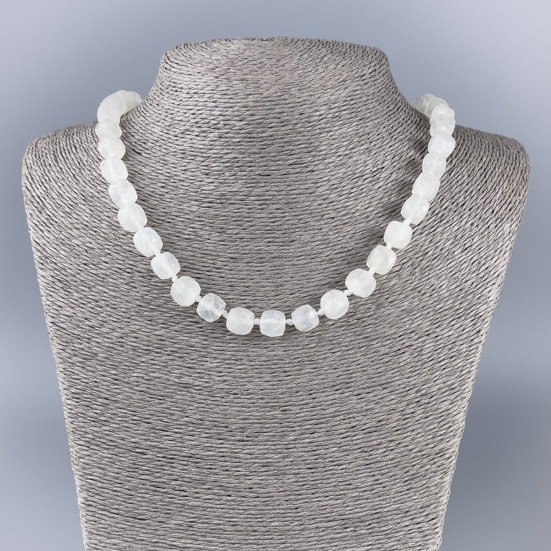 שרשרת מקריסטל הרי מאבן טבעית מחורצת בצורת קוביה, קוטר 9×9 מ״מ ±, אורך 50 ס״מ ±