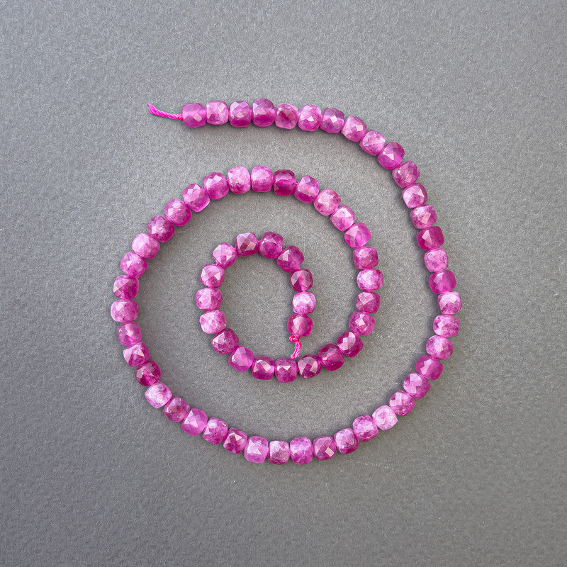 חרוזי טורמלין טבעיים בצורת קובייה מחורצת, קוטר 5×5 מ״מ, אורך 38 ס״מ על חוט