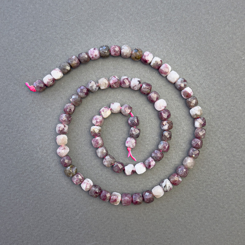 חרוזי טורמלין טבעיים בצורת קובייה מחורצת, קוטר 5×5 מ״מ ±, אורך 38 ס״מ ± על החוט