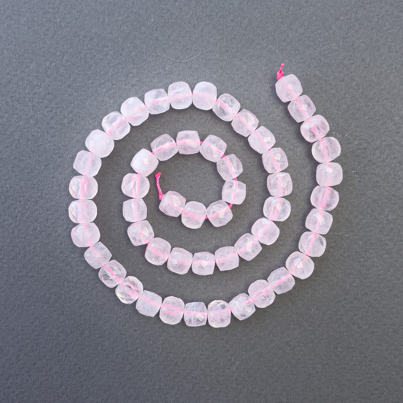 מחרוזים מקוורץ ורוד טבעי, מגולפות בצורת קוביות, קוטר כ-7 מ"מ, אורך כ-39 ס"מ על חוט