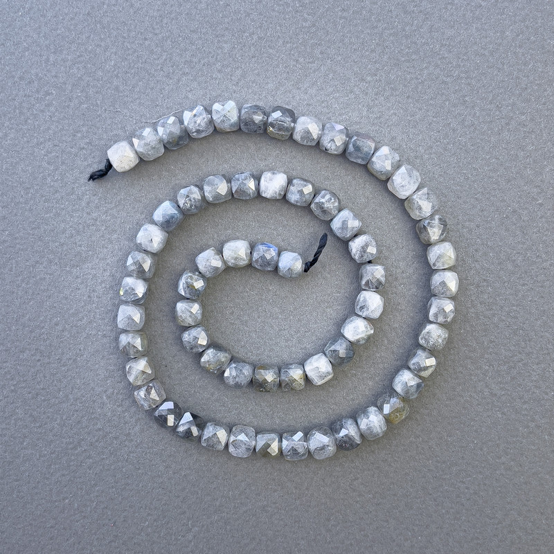 חרוזי לאברדור אבן טבעית בצורת קוביה מחוספת, קוטר 6×6 מ״מ, אורך כ-39 ס״מ על החוט