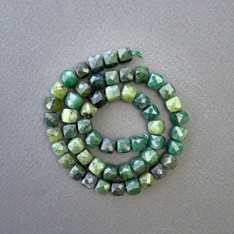 חרוזי מבחר מאבן טבעית – מגולפים בצורת קוביה, קוטר 7.5×7.5 מ״מ ±, אורך 39 ס״מ ± על החוט