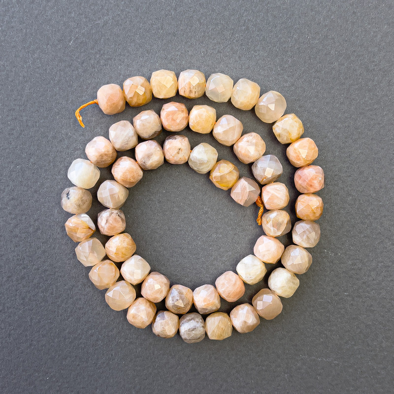 חרוזי סלנטיט טבעיים מלוטשים בצורת קובייה, ממד 7.5×7.5 מ״מ, אורך 39 ס״מ על חוט