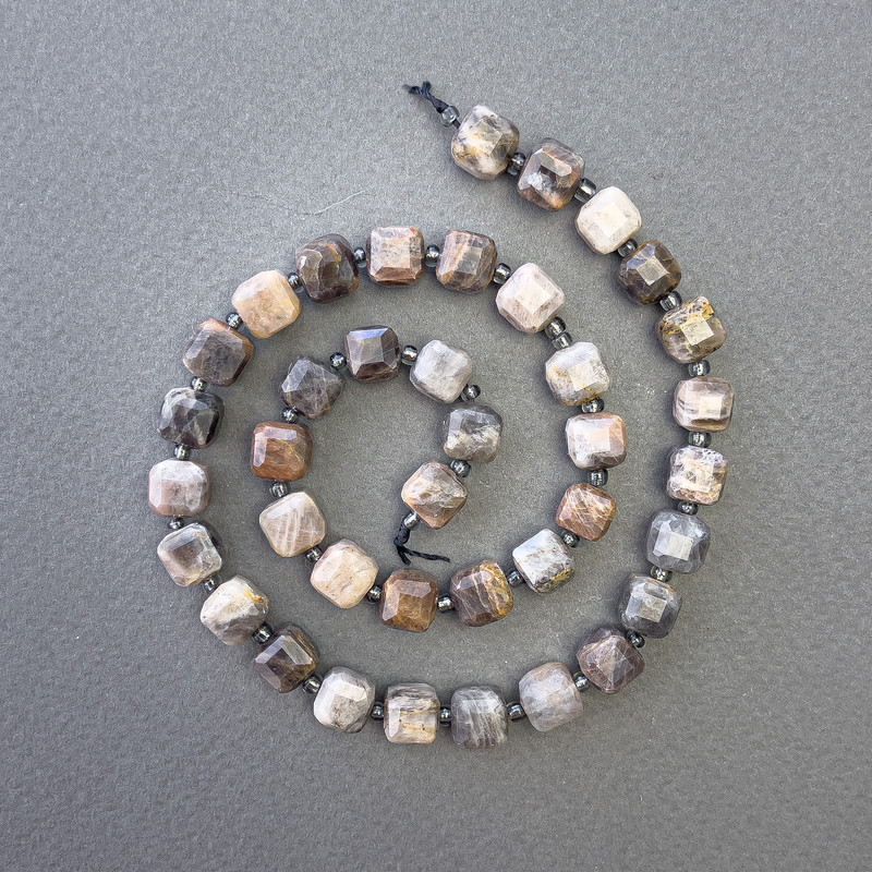 חרוזי אבן השמש טבעיים מלוטשים בצורת קובייה בקוטר 8×8 מ״מ ואורך 39 ס״מ על חוט עם חרוזים קטנים