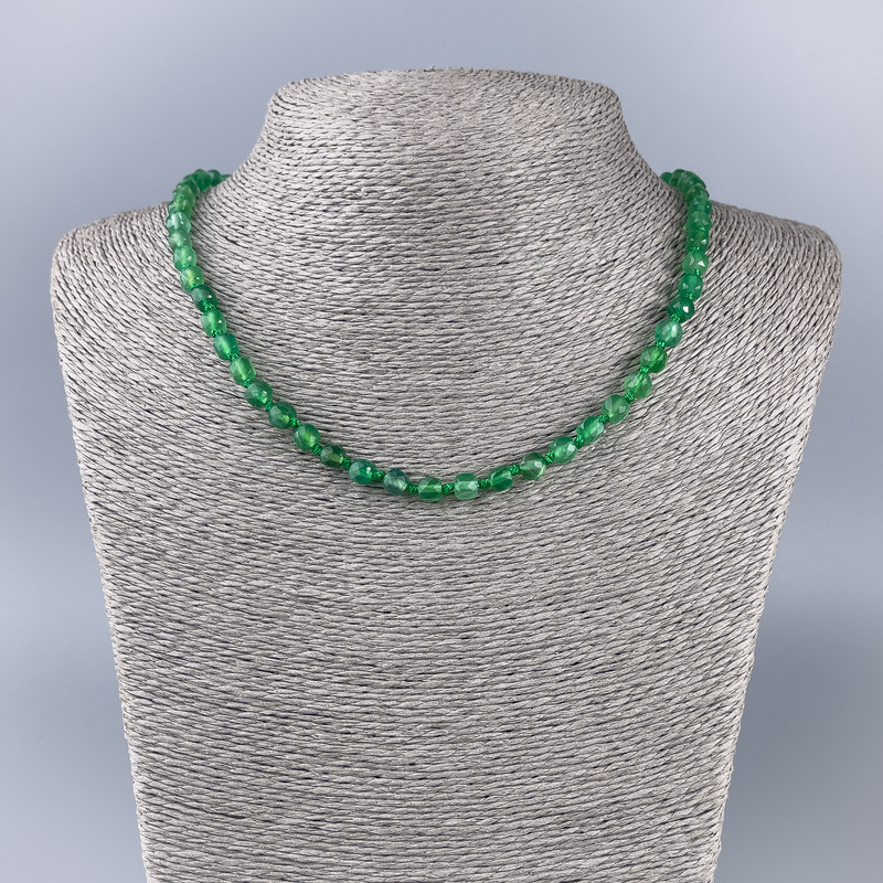 שרשרת כריזופרז – אבן טבעית, קוביה מחורצת בקוטר 5×5 מ״מ, אורך 49 ס״מ