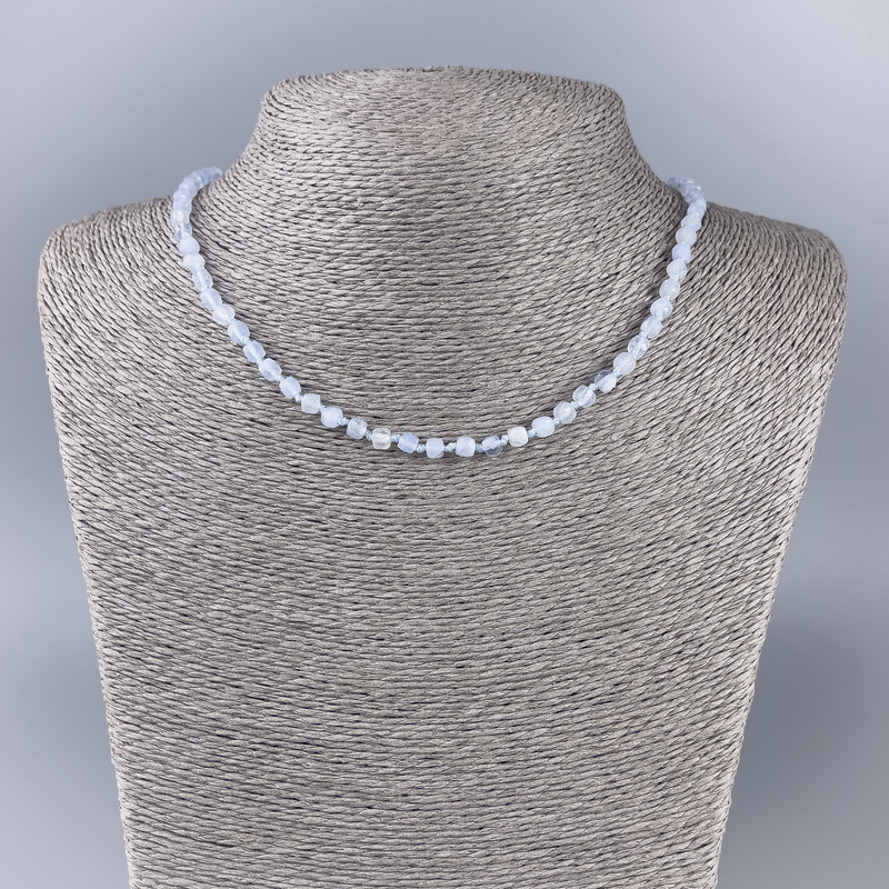 שרשרת אגט תכול חלצידון — קוביה מחורצת, קוטר 4×4 מ״מ, אורך 51 ס״מ