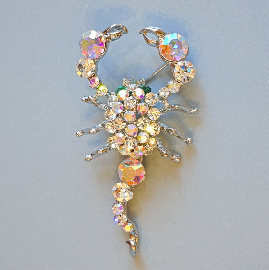 סיכת תכשיט עקרב עם אבני סטראז לבנות וירוקות, מתכת כסף 70×37 מ״מ+