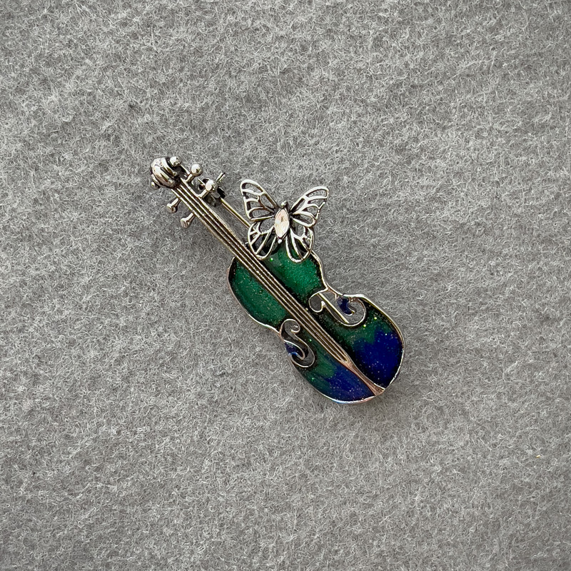 סיכת כינור תכלת וכחול אמייל עם נצנצים מתכת כסופה 47×24 מ״מ+