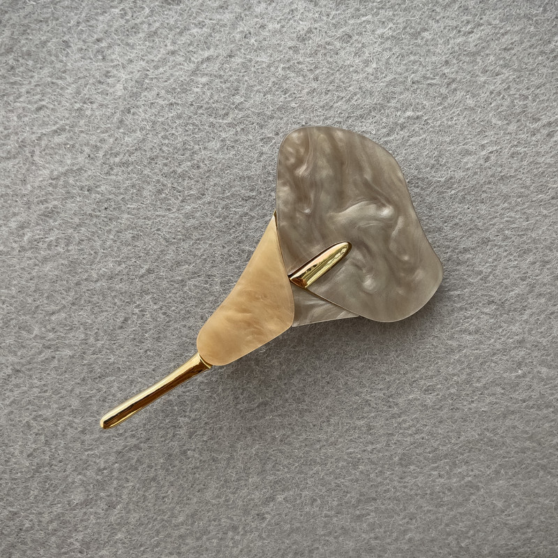 סיכת פרח קליה אפור ולבן במראה פנינים זהובות מתכת זהובה 76×44 מ״מ+