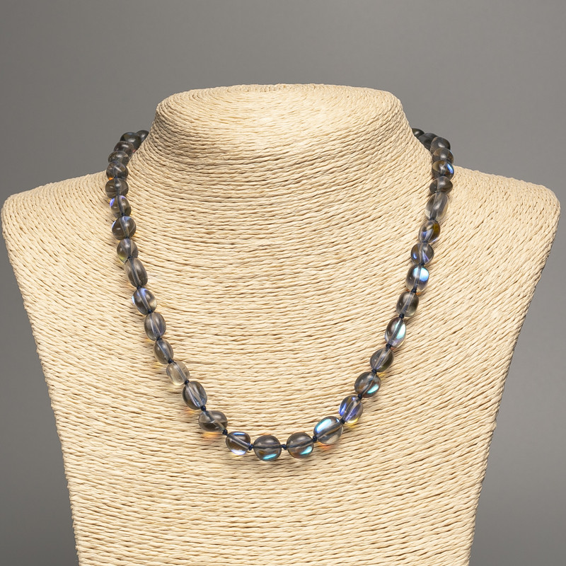 שרשרת פנינים מזכוכית אופאלית בגוון אפור-כחלחל בצורת גלטיבקה, קוטר 8×10 מ״מ+- אורך 50 ס״מ+