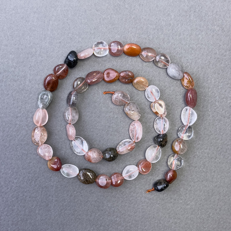 חרוזי קוורץ רוטילי שערות, מגולפים, אבן טבעית, בקוטר כ-7×9 מ״מ, אורך חוט כ-40 ס״מ