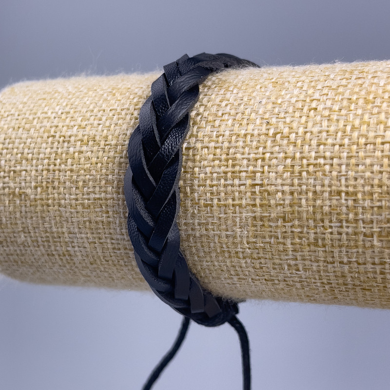 צמיד, אורך 18–25 ס״מ, עובי 10 מ״מ, עור אקולוגי, צבע שחור, עם סגר