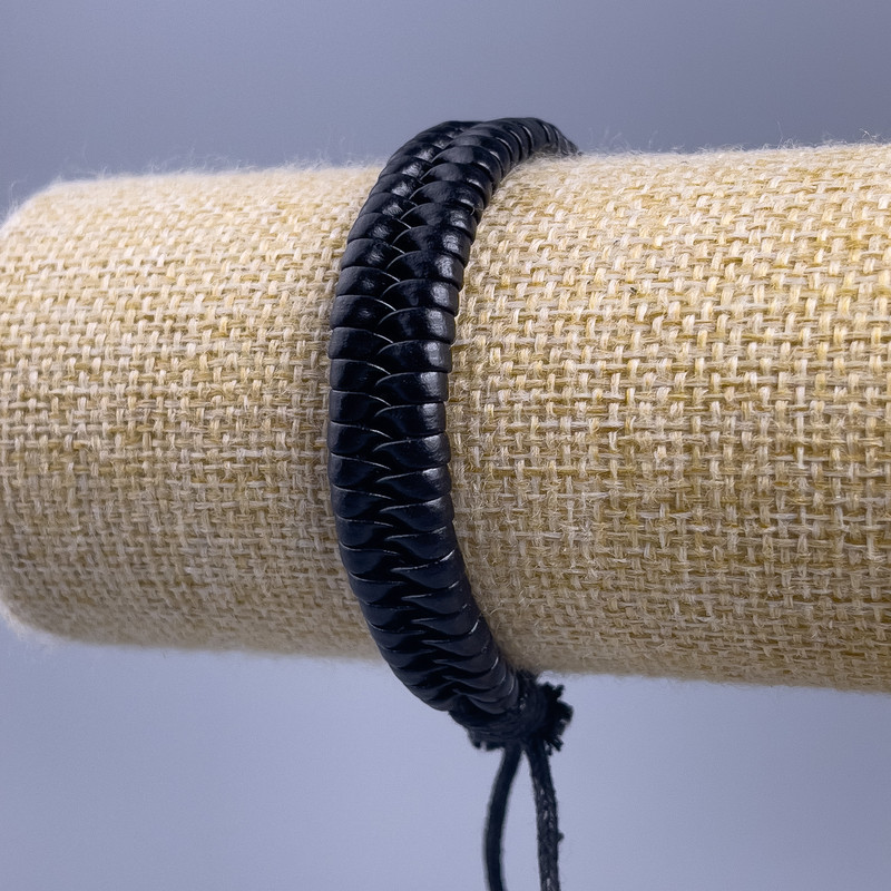 צמיד, אורך 18–25 ס״מ, עובי 11 מ״מ עור אקולוגי שחור, עם סגר