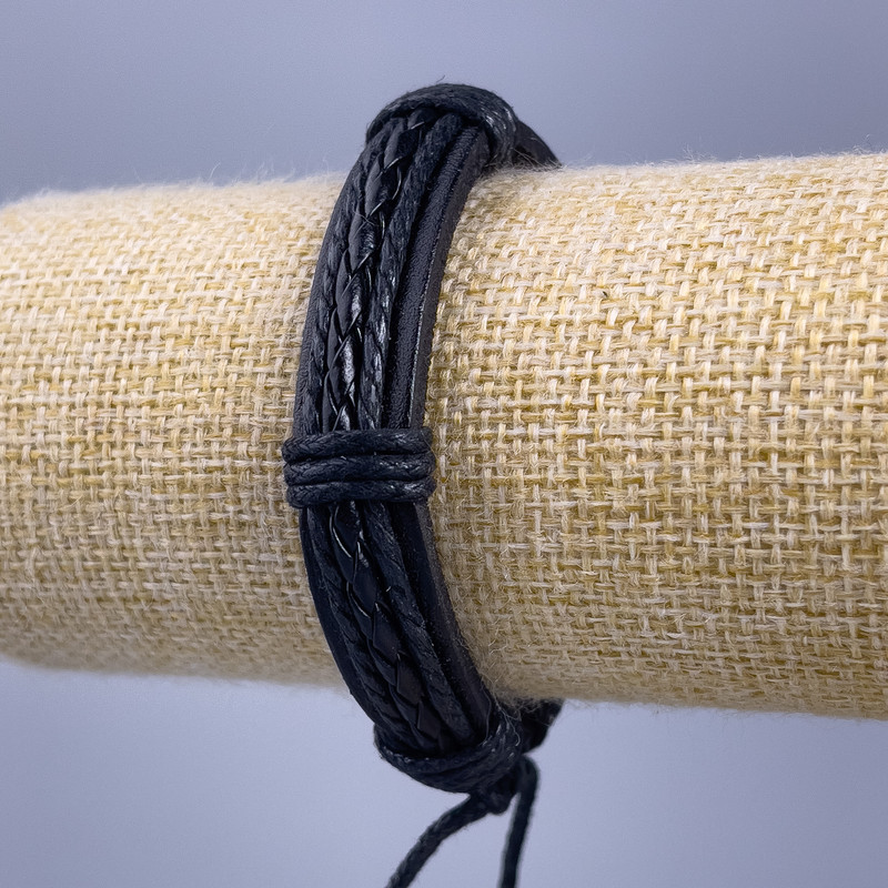 צמיד, אורך 18–25 ס״מ, עובי 12 מ״מ עור אקולוגי בצבע שחור על קשירה