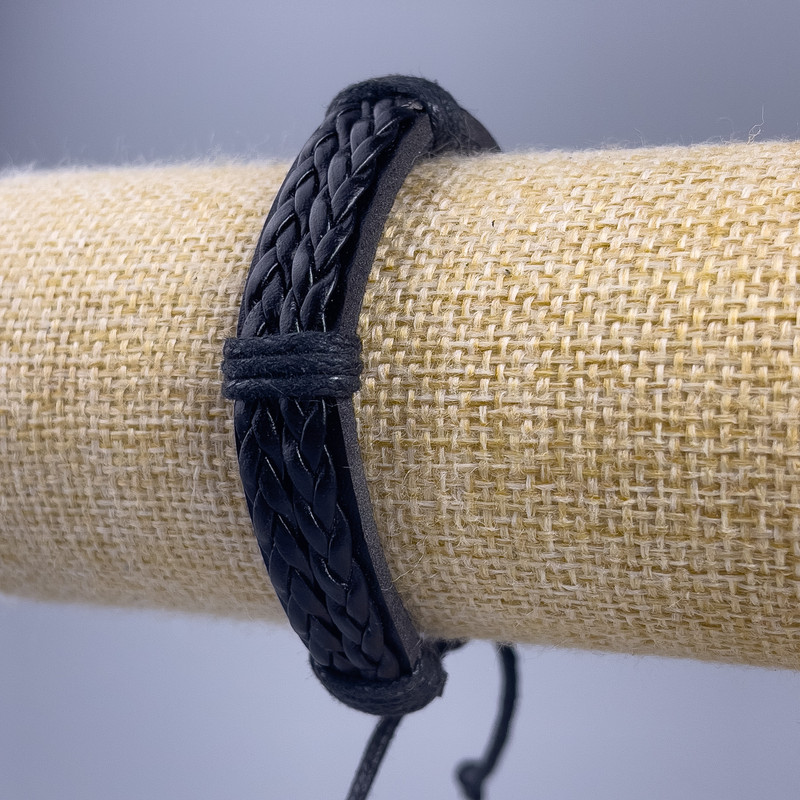 צמיד, אורך 18-25 ס״מ, עובי 12 מ״מ עור אקולוגי, צבע שחור על סגר מתכוונן