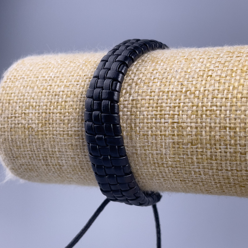 צמיד גברי מעור אקולוגי שחור, אורך 18-25 ס״מ, עובי 12 מ״מ, עם סגר