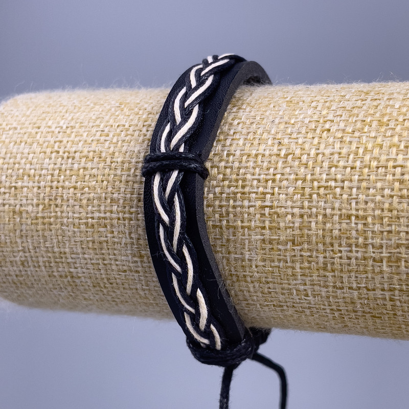 צמיד עור אקולוגי לגבר בצבע שחור ולבן, אורך 18–25 ס״מ, עובי 12 מ״מ, עם סגר מתכוונן