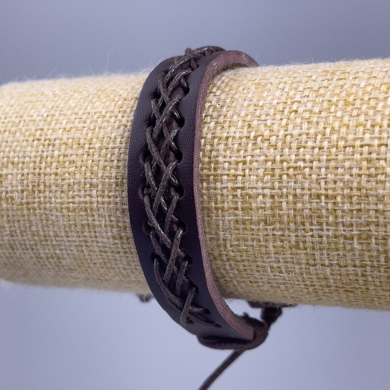 צמיד, אורך 18–25 ס״מ, עובי 14 מ״מ, עור אקולוגי בצבע חום, עם סגר מתכוונן